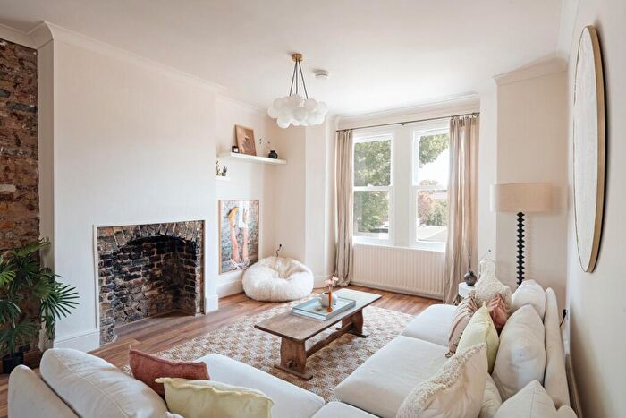 2 Bedroom Flat For Sale In Cheltenham Road, London, SE15