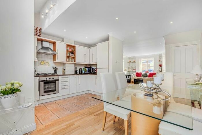 2 Bedroom Flat To Rent In Connaught Mews, Vera Road, London, SW6