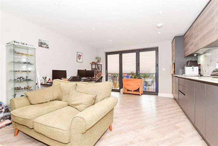 2 Bedroom Flat For Sale In High Road, Benfleet, Essex, SS7