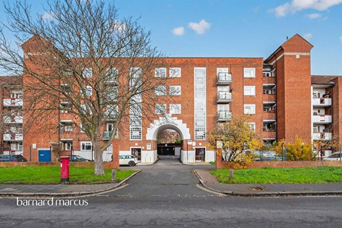 2 Bedroom Flat For Sale In Clifford Avenue, Mortlake, London, SW14