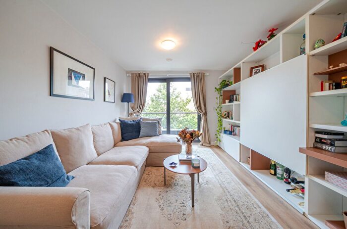 2 Bedroom Flat For Sale In Devonshire House, Putney Hill, London, SW15