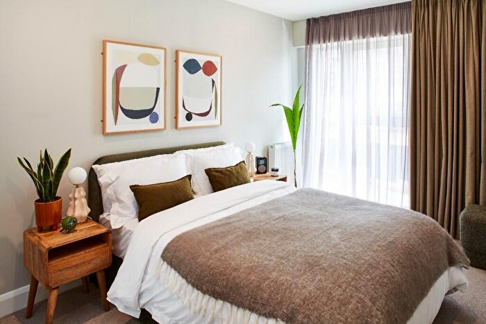 2 Bedroom Apartment To Rent In Moat Street, London, SW11