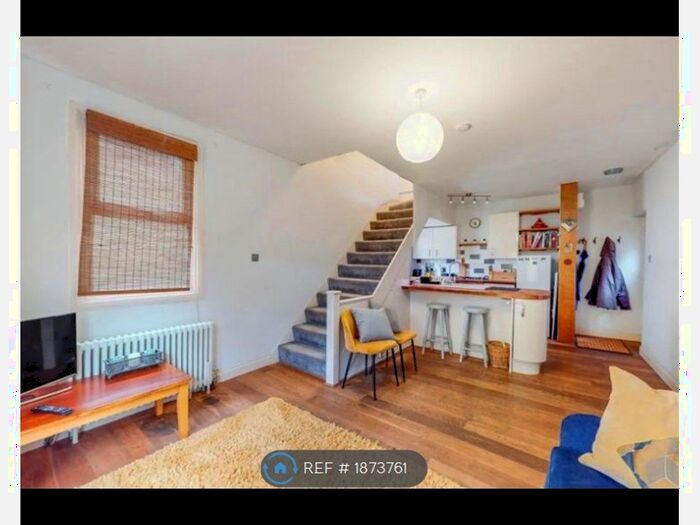 2 Bedroom Flat To Rent In Palace Road, London, SW2