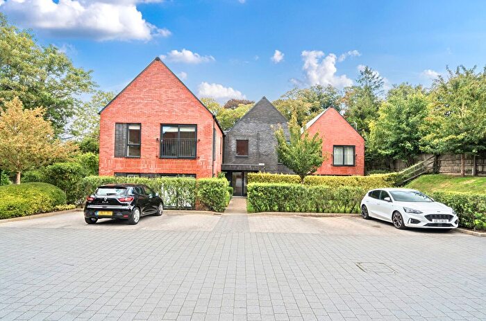 2 Bedroom Flat For Sale In Fairlinch Close, Winchester, Hampshire, SO22