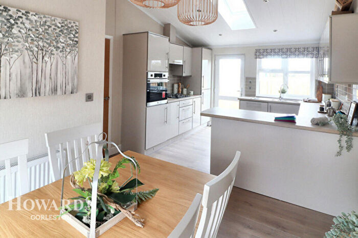 2 Bedroom Park Home For Sale In Belton Country Park, Stepshort, Belton, NR31