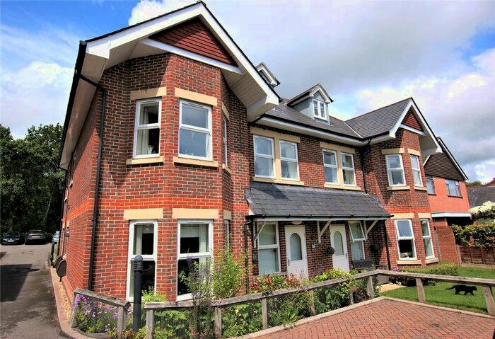 2 Bedroom Flat To Rent In York Road, Broadstone, Dorset, BH18