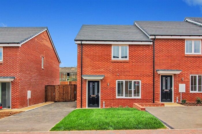 3 Bedroom Semi-detached House To Rent In , Wheatsheaf Close, Wellingborough, NN8