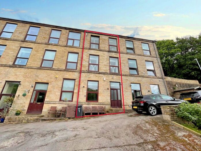 2 Bedroom Town House For Sale In Upper Bank Houses, Beestonley Lane, Holywell Green, Halifax, HX4