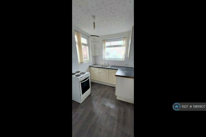 2 Bedroom Flat To Rent In Cocker Hill, Stalybridge, SK15