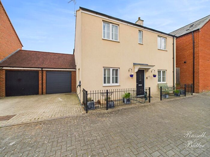 4 Bedroom Detached House To Rent In Spindle Mews, Buckingham, MK18
