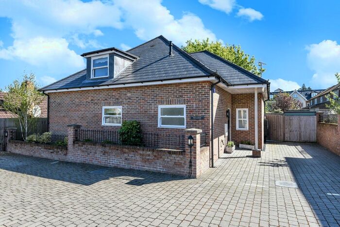 3 Bedroom Flat To Rent In Sydney Road, Haywards Heath, RH16