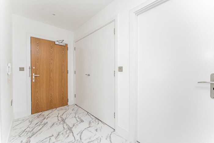 2 Bedroom Flat To Rent In Abbotsford Court, Park Royal, London, NW10