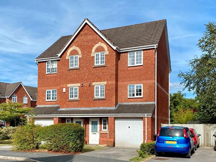 3 Bedroom Town House To Rent In Farrier Close, Sale, M33