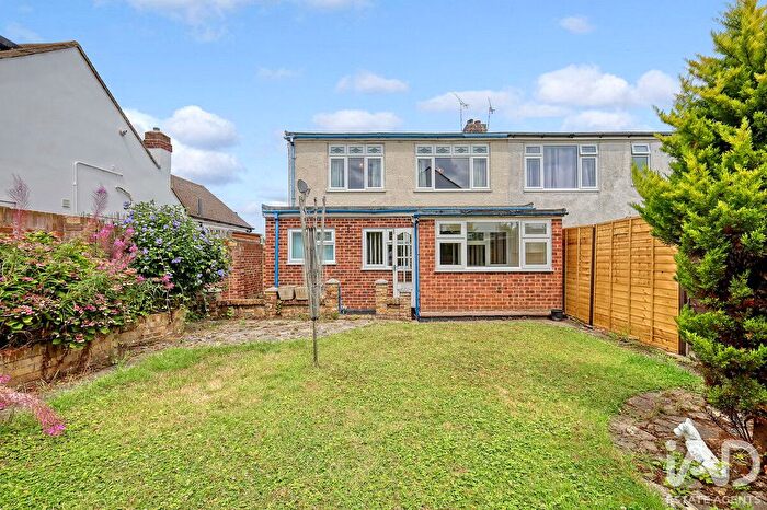 3 Bedroom Semi-Detached House For Sale In Grove Road, Rayleigh, SS6