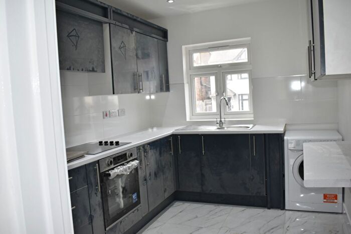 4 Bedroom Flat To Rent In Heriot Road, London, NW4