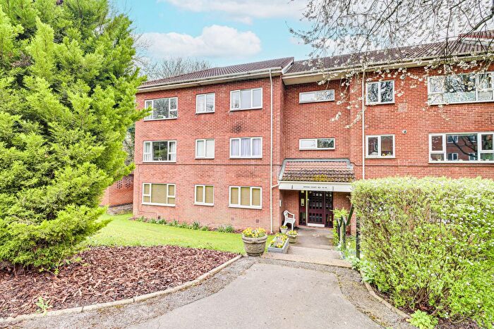 2 Bedroom Flat For Sale In Hillside Road, Harpenden, AL5