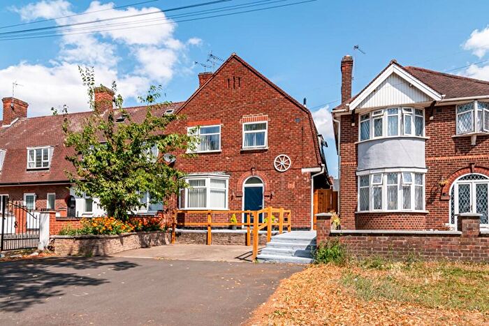 3 Bedroom Semi-Detached House For Sale In Groby Road, Leicester, LE3