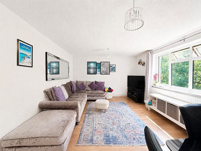 2 Bedroom Flat For Sale In Convent Way, Southall, UB2