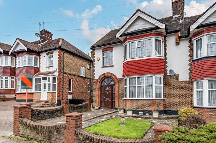 4 Bedroom Semi Detached House For Sale In Lullington Garth, Woodside Park, N12
