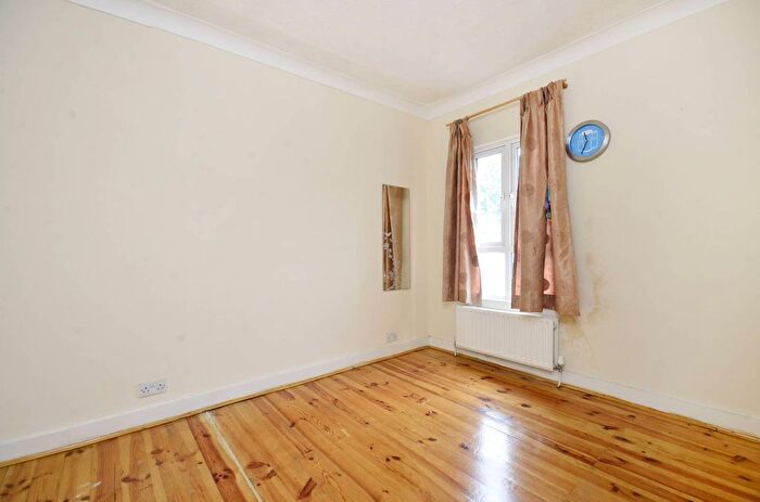 1 Bedroom Flat To Rent In Merton Road, Southfields, London, SW18