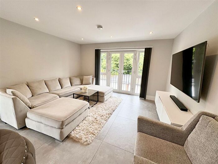 2 Bedroom Flat To Rent In Claybury, Bushey, WD23