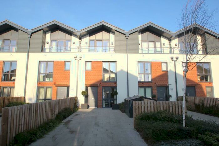 4 Bedroom Town House To Rent In Woking, GU22