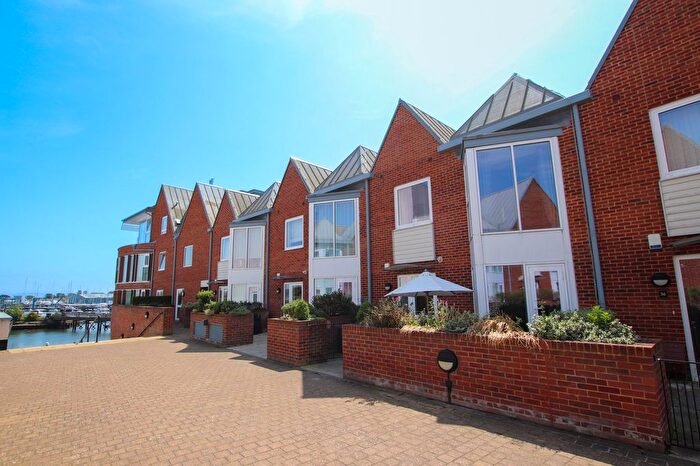 2 Bedroom Town House For Sale In Ainslie Place, Lymington, Hampshire, SO41