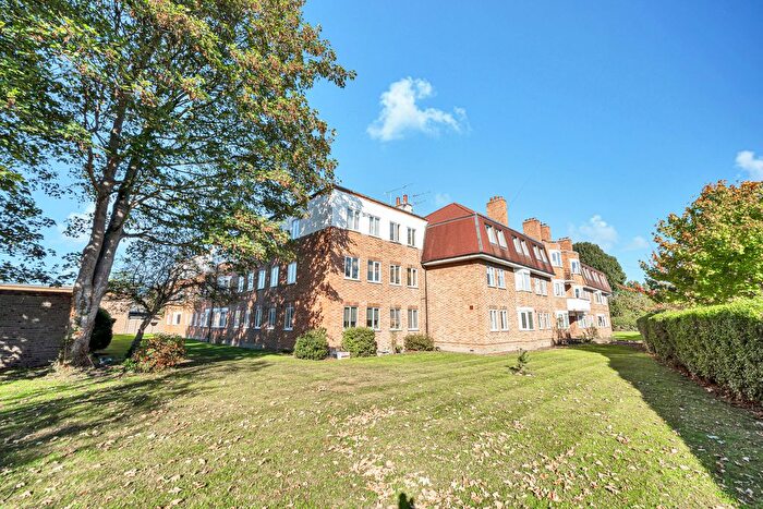 2 Bedroom Flat For Sale In Oakhall Drive, Sunbury-On-Thames, TW16