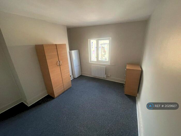 Studio To Rent In Harlesden, London, NW10