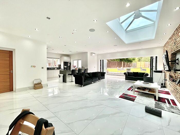 6 Bedroom Semi-detached House To Rent In Saddlescombe Way, London, N12