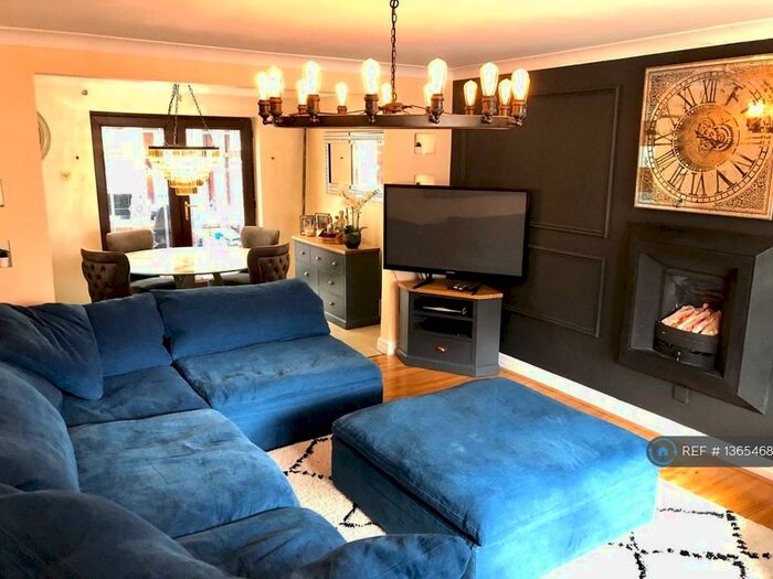 3 Bedroom Detached House To Rent In Foxley Close, Droylsden, Manchester, M43