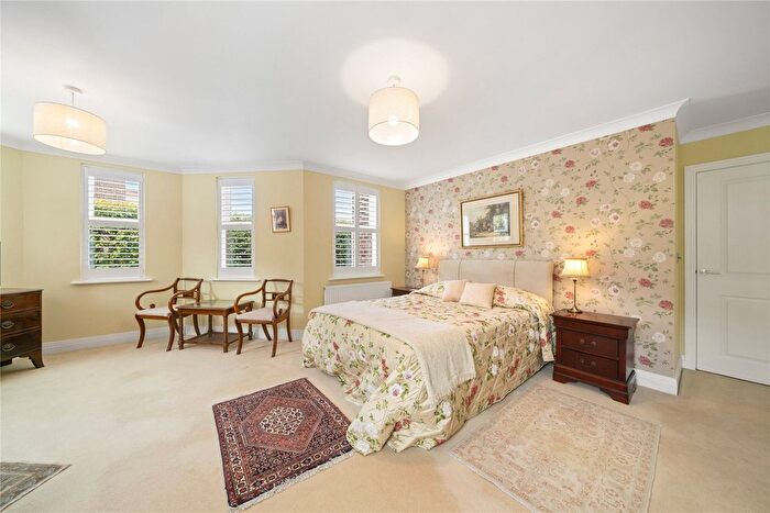 3 Bedroom Flat To Rent In Bentley Place, - Baker Street, Weybridge, KT13