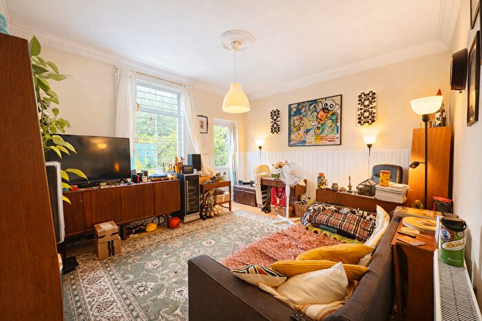 2 Bedroom Flat To Rent In Ouseley Road, London, SW12