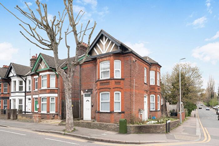 4 Bedroom Detached House For Sale In Park Street, Luton, LU1