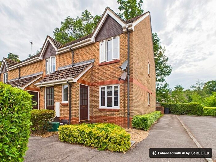 2 Bedroom Ground Maisonette For Sale In Groves Lea, Mortimer, RG7