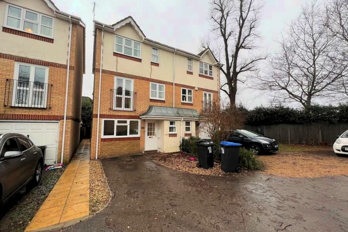 4 Bedroom Town House To Rent In Knaphill, Woking, GU21