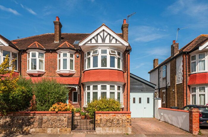 5 Bedroom Semi-detached House For Sale In Kingsbridge Avenue, Acton, W3
