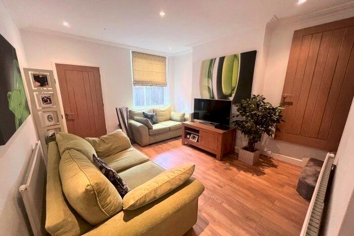 2 Bedroom Flat To Rent In Ealing Avenue, Nottingham, NG6