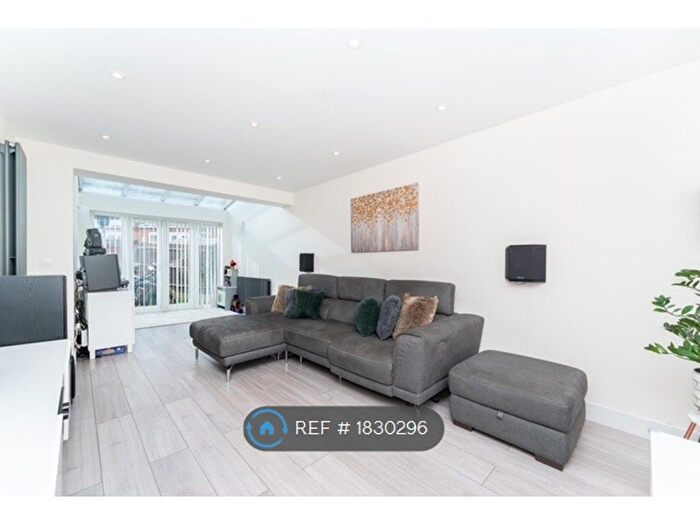 3 Bedroom Maisonette To Rent In Ashmount Crescent, Slough, SL1