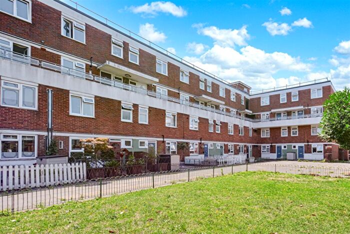 3 Bedroom Maisonette For Sale In Fellows Court, Weymouth Terrace, London, E2