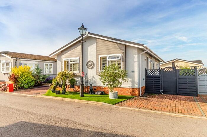 2 Bedroom Mobile/park Home For Sale In Pheasant Way, Acaster Malbis, York, YO23
