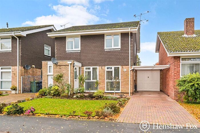 4 Bedroom Link Detached House For Sale In Trowbridge Close, Rownhams, Hampshire, SO16
