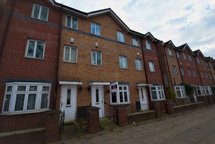 4 Bedroom Town House To Rent In Stretford Road, Hulme, Manchester, M15