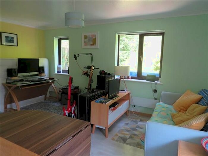 2 Bedroom Property To Rent In Pinders Road, Hastings, TN35