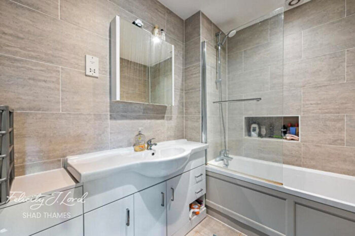 2 Bedroom Flat To Rent In Edward Square, Rotherhithe, London, SE16