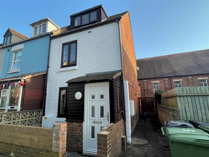 2 Bedroom Cottage To Rent In Severn View Parade, Newtown, Berkeley, GL13