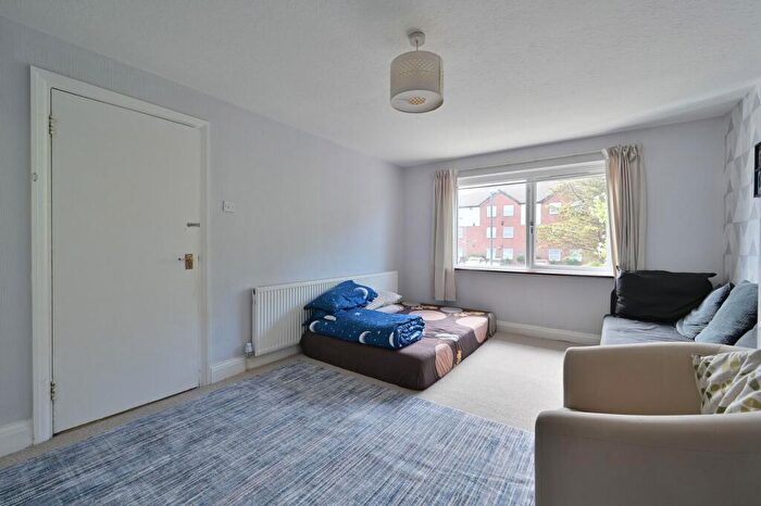 2 Bedroom Flat For Sale In Carlton Avenue, Kenton, Harrow, HA3