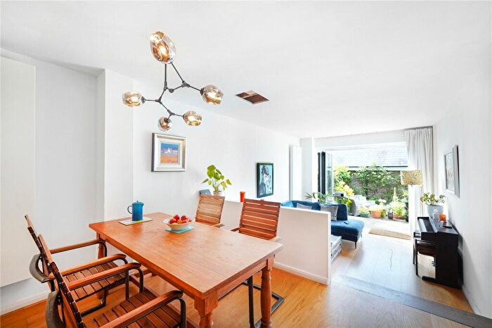 3 Bedroom Town House To Rent In Church Walk, London, N6