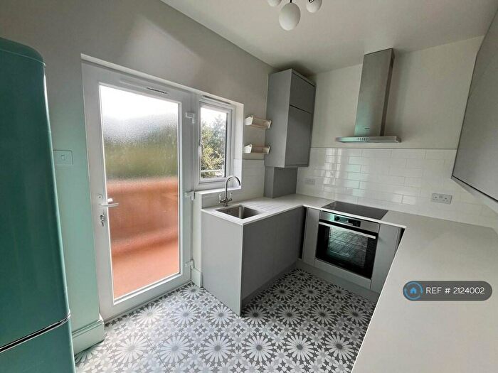 2 Bedroom Maisonette To Rent In Lancaster Gardens, Southend-On-Sea, SS1