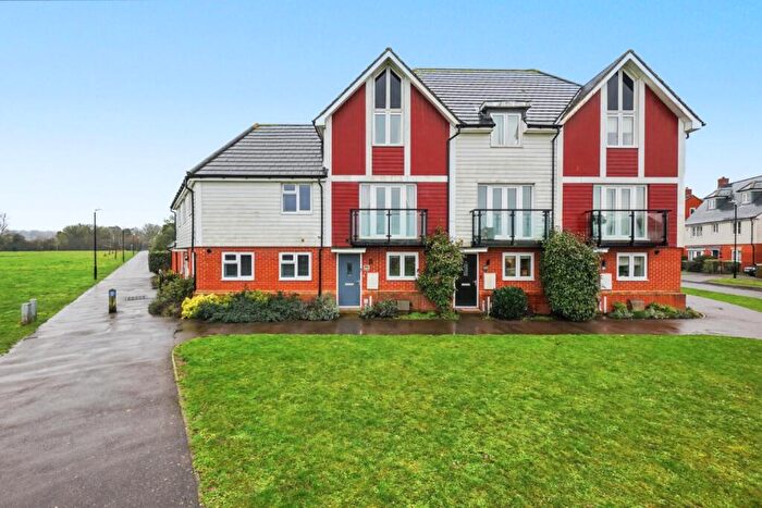3 Bedroom Town House For Sale In Rose Walk, Sittingbourne, Kent, ME10